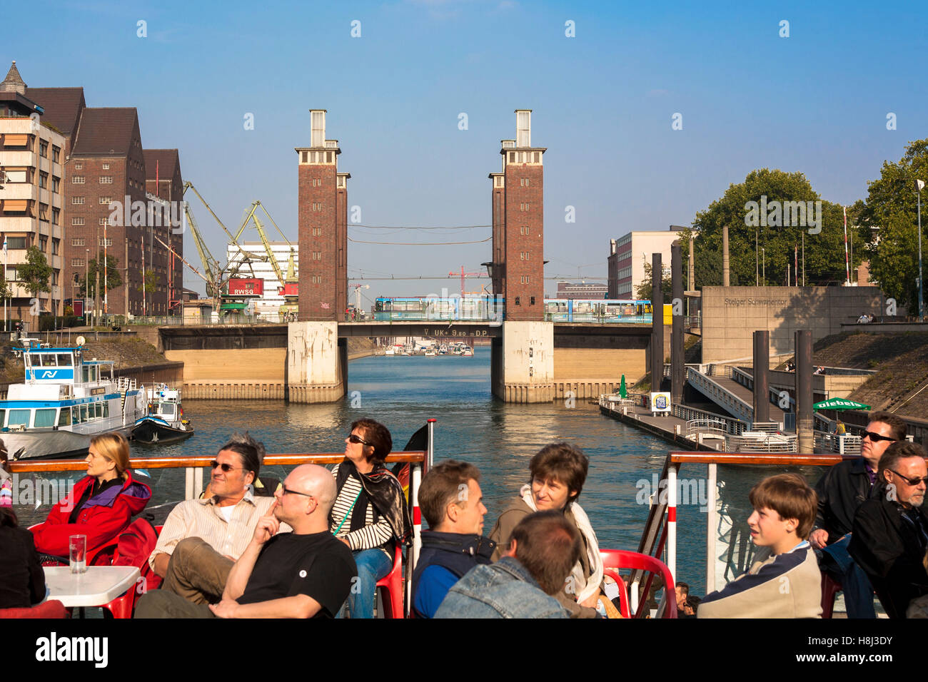 Deutschland, Ruhrgebiet, Duisburg, Hafen Tour, die Schwanentorbrücke Brücke am Hafen Innenhafen. Stockfoto