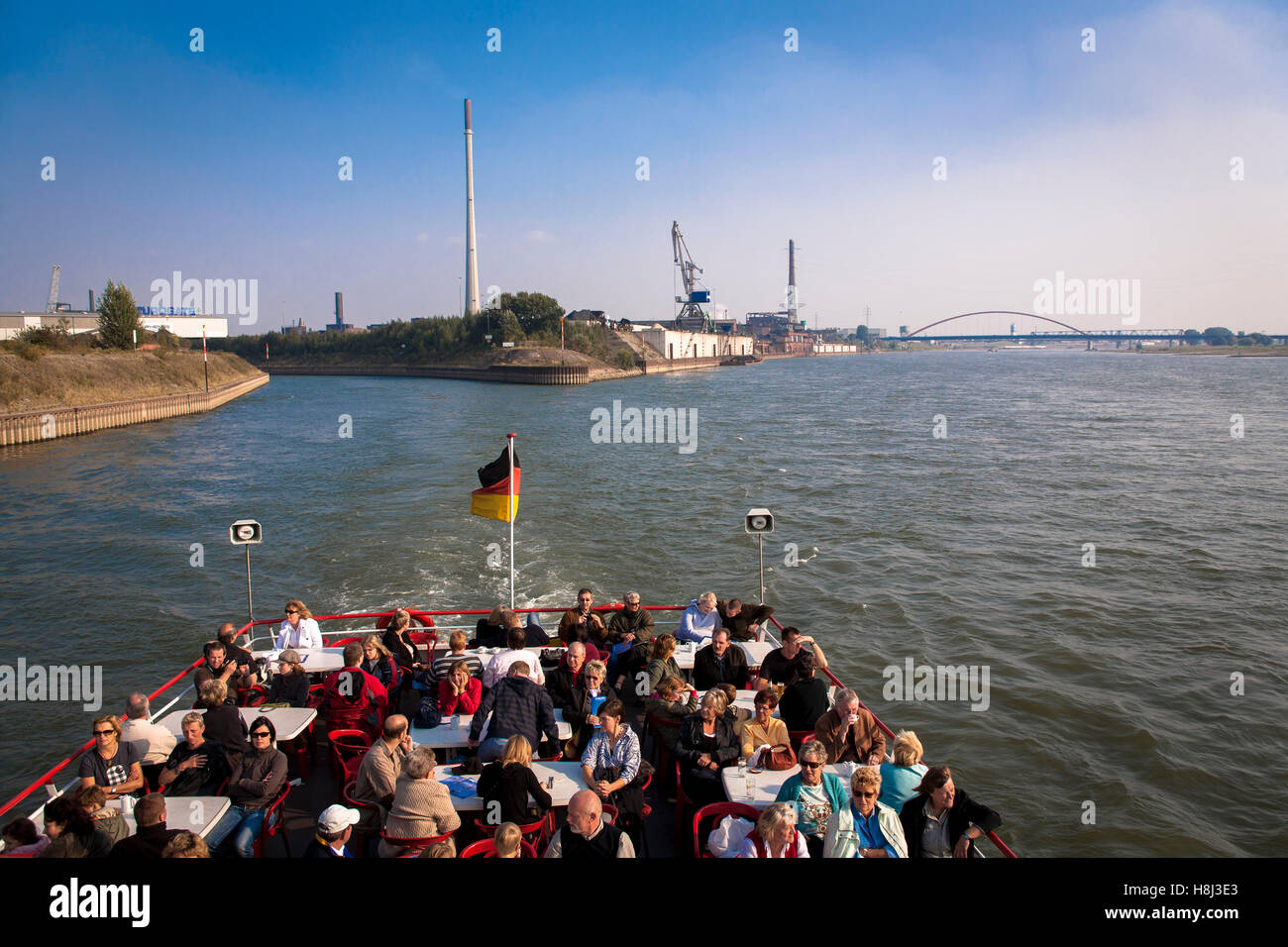 Deutschland, Ruhrgebiet, Duisburg, Hafen Tour, Ausflugsschiff, Eröffnung des Hafens an den Rhein instandgesetzt. Stockfoto
