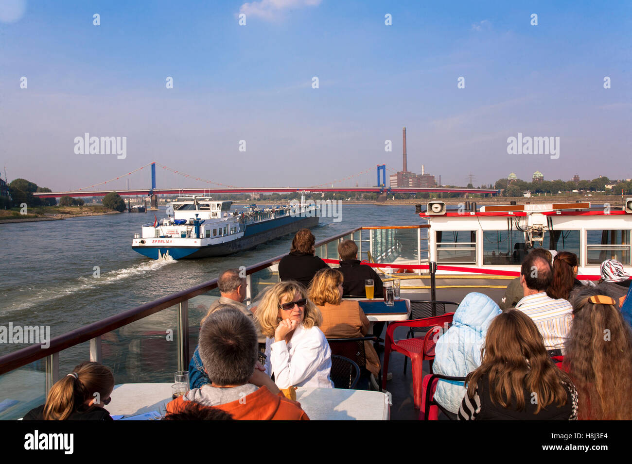 Deutschland, Ruhrgebiet, Duisburg, Hafen Tour, Ausflugsschiff, im Hintergrund die Friedrich-Ebert-Brücke über den Rhein. Stockfoto