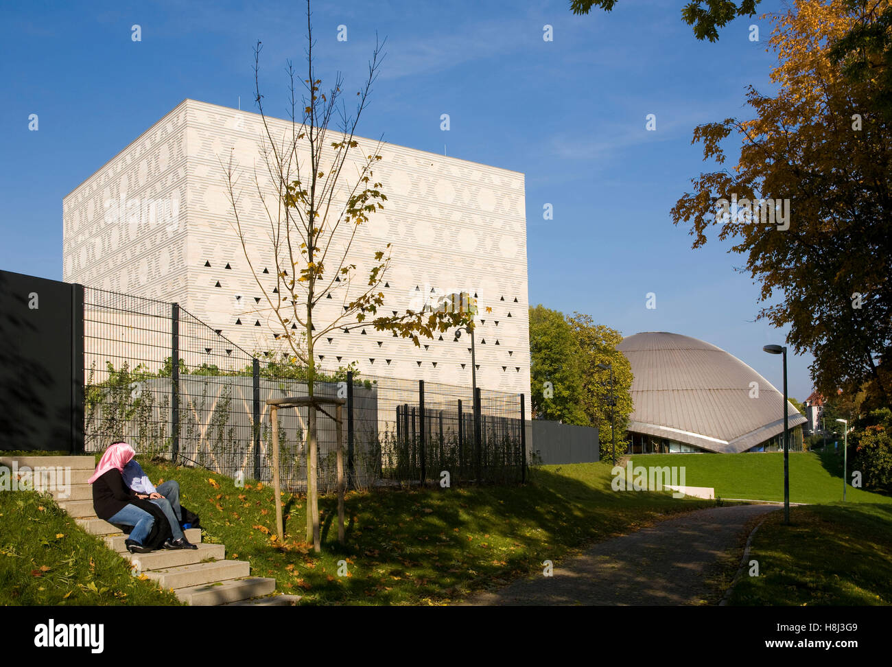 Deutschland, Ruhrgebiet, Bochum, die Synagoge, im Hintergrund das Zeiss-Planetarium. Stockfoto
