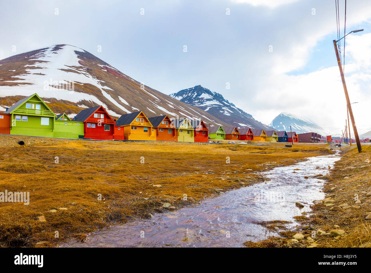 Reihe von bunten Holzhäusern in Longyearbyen auf Svalbard Stockfoto