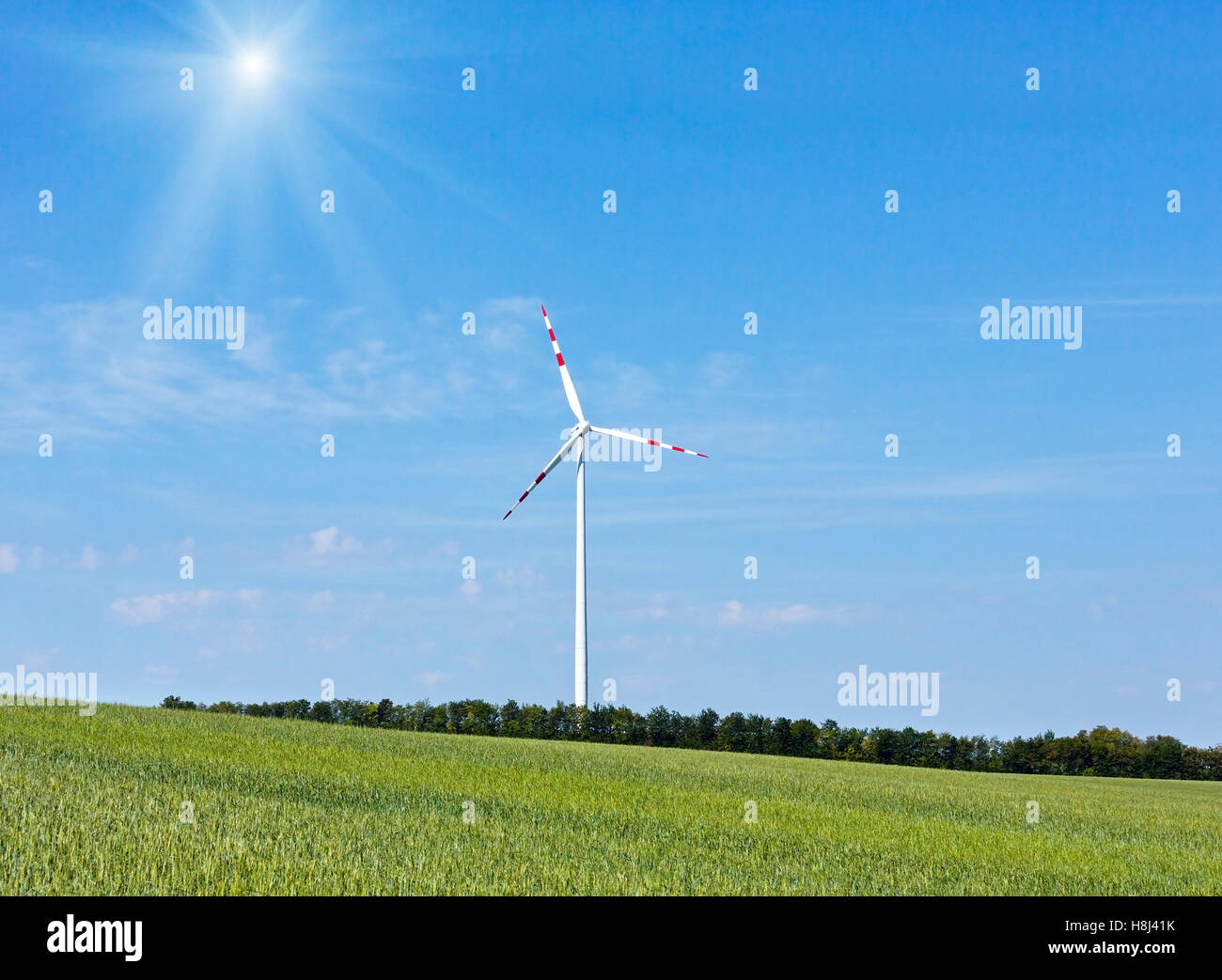 Windkraftanlage auf sonniger Himmelshintergrund Stockfoto
