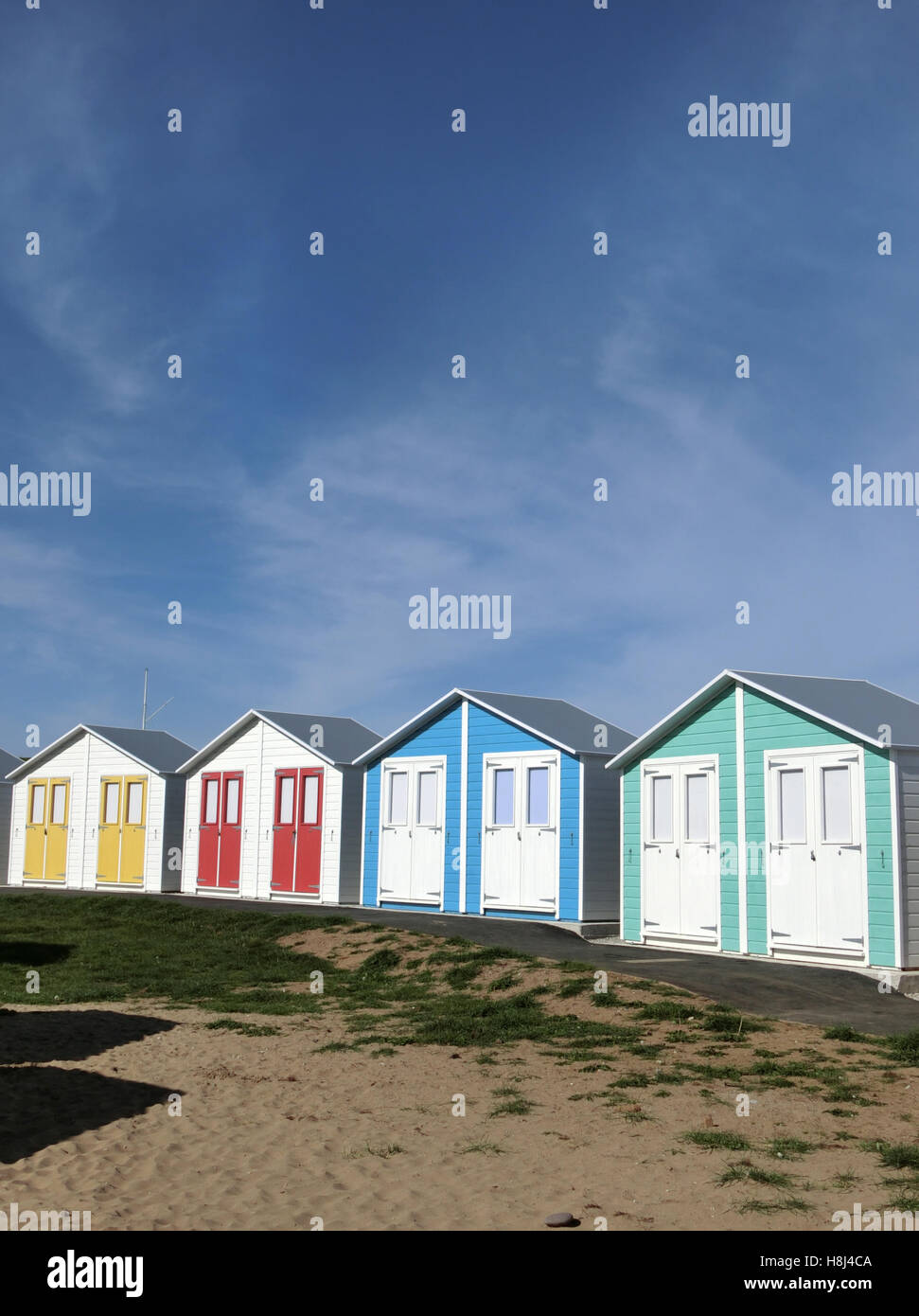 Reihe von hölzernen bunten Strandhäuschen, UK Stockfoto