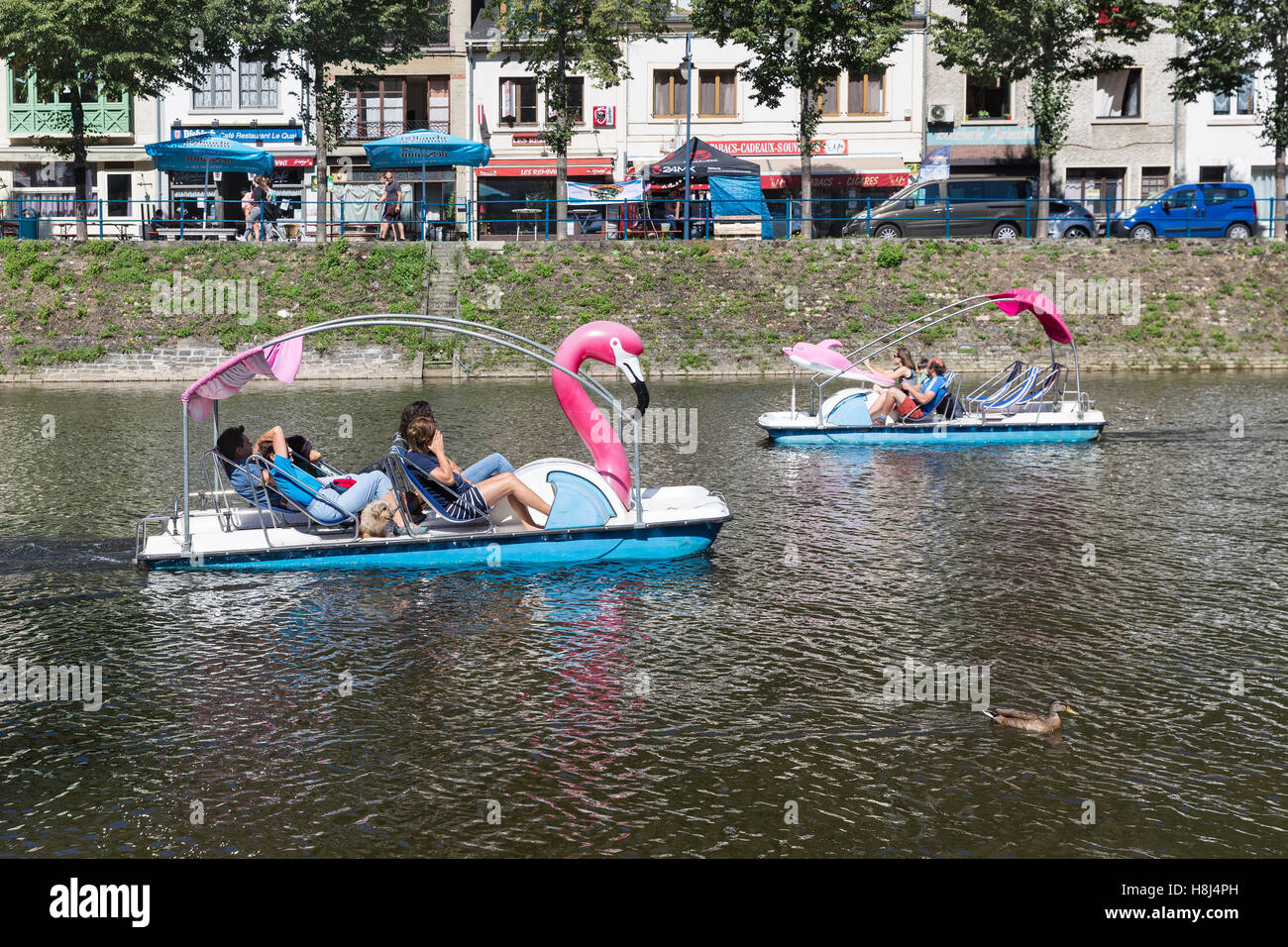 Belgische Fluss Semois mit Menschen entspannen im Tretboot auf in Bouillon, Belgien Stockfoto