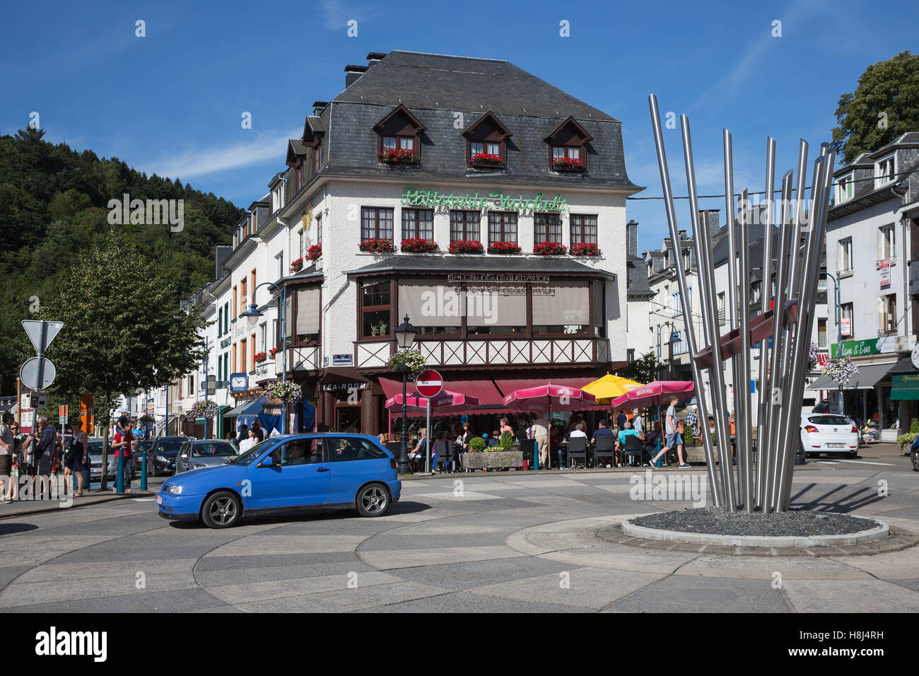 Belgischen mittelalterlichen Stadt entlang Fluß Semois in Ardennen mit Touristen Entspannung im Zentrum der Stadt in Bouillon, Belgien Stockfoto