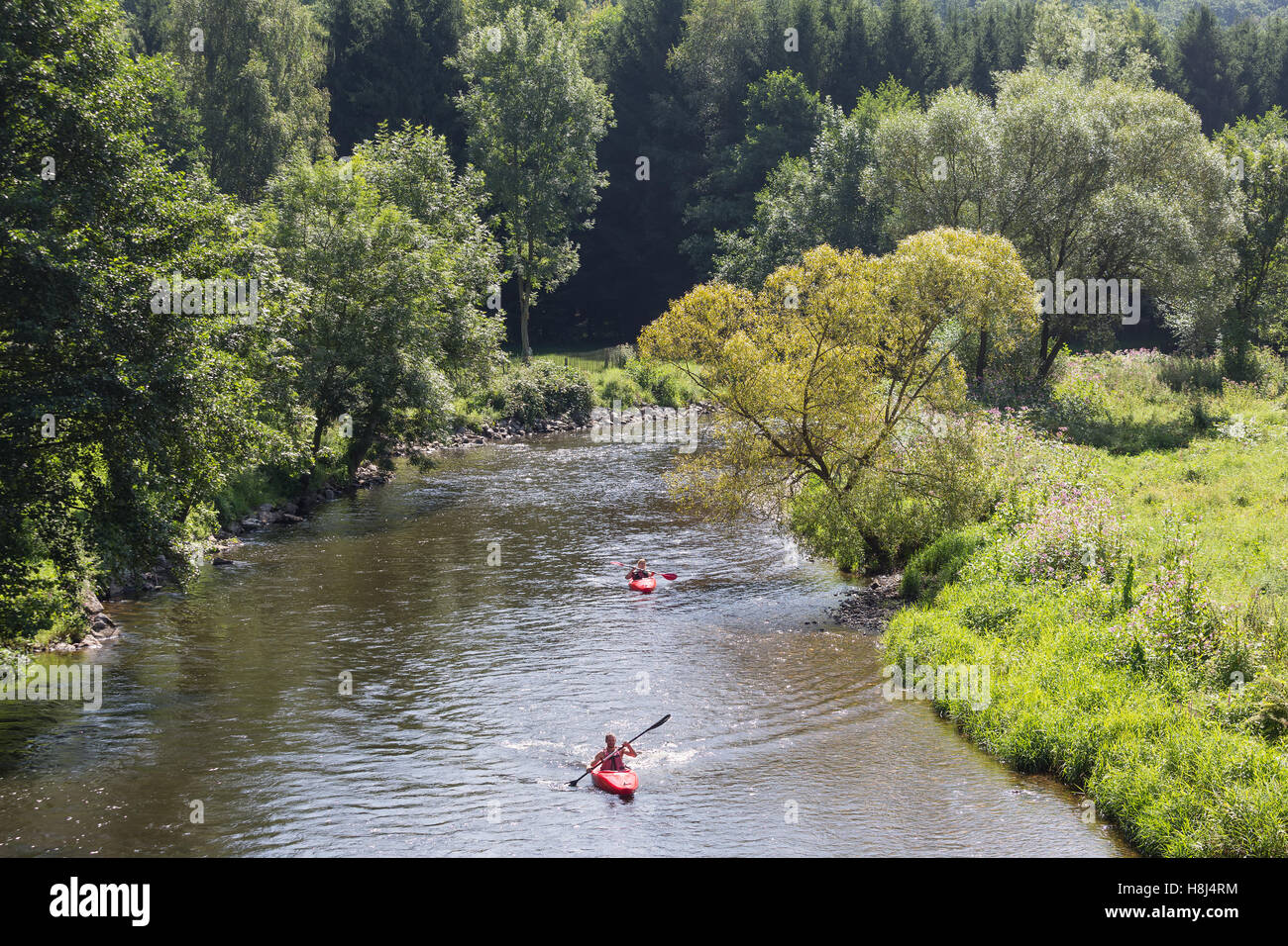 Mann und Frau im Kajak am Fluss Ourthe in der Nähe von La Roche-En-Ardenne, Belgien Stockfoto