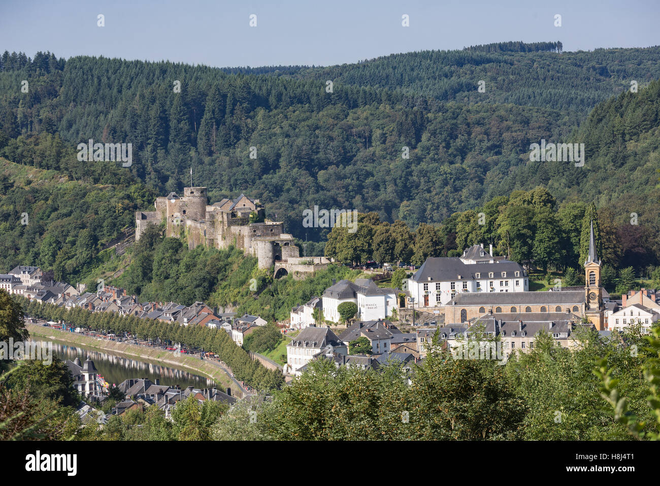 Luftaufnahme von Bouillon am Ufer des Flusses Semois mit mittelalterlichen Burg in den belgischen Ardennen Stockfoto