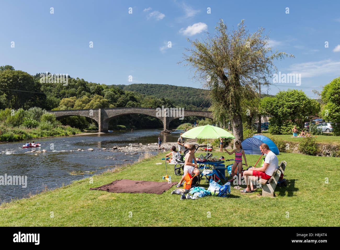 Familie neu zu erstellen, in der Nähe des Flussufers am Fluss Semois, Belgien Stockfoto