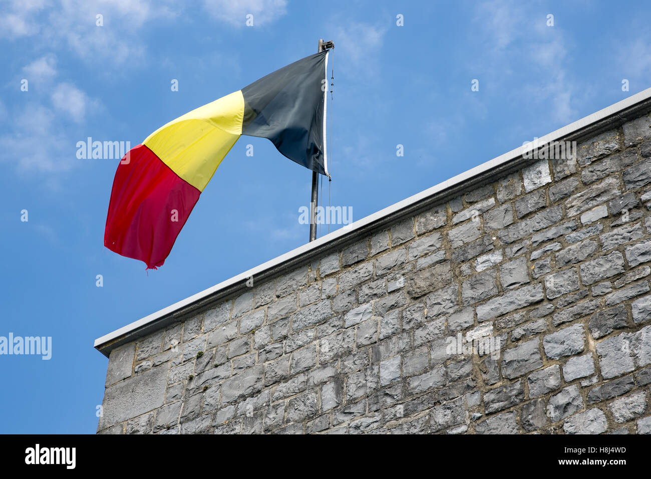 Belgische Flagge oben in der Zitadelle von Dinant, Belgien Stockfoto