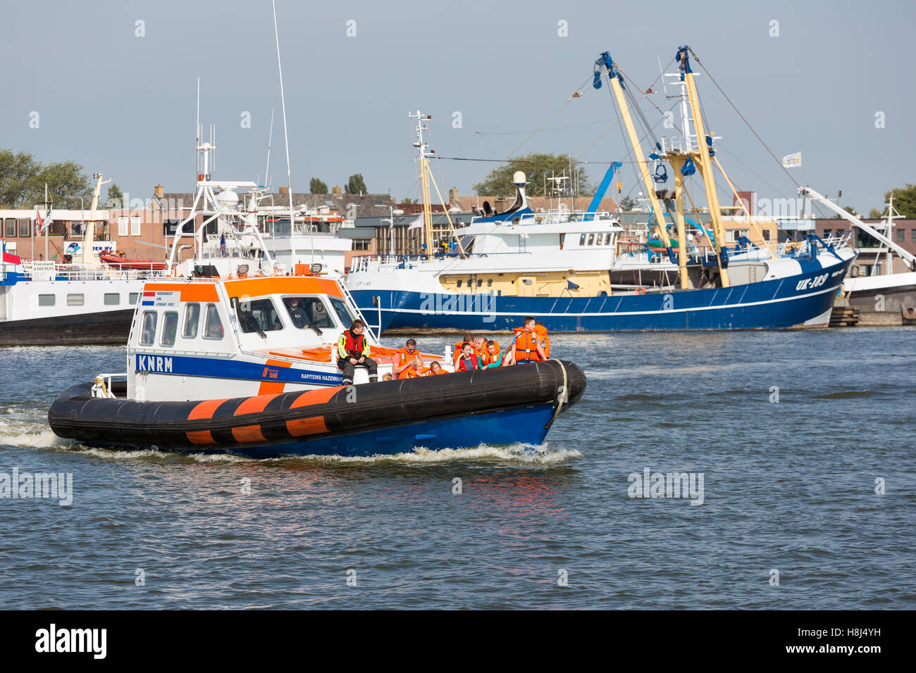 Unbekannte Menschen machen eine Bootsfahrt auf einem rettungsboot Demonstration im Hafen von Urk, Niederlande Stockfoto