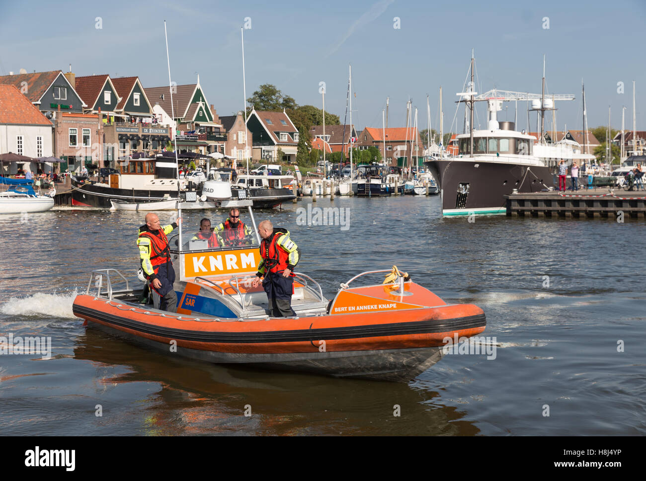 Die Rettungskräfte in einem Rettungsboot im Hafen von Urk, Niederlande Stockfoto