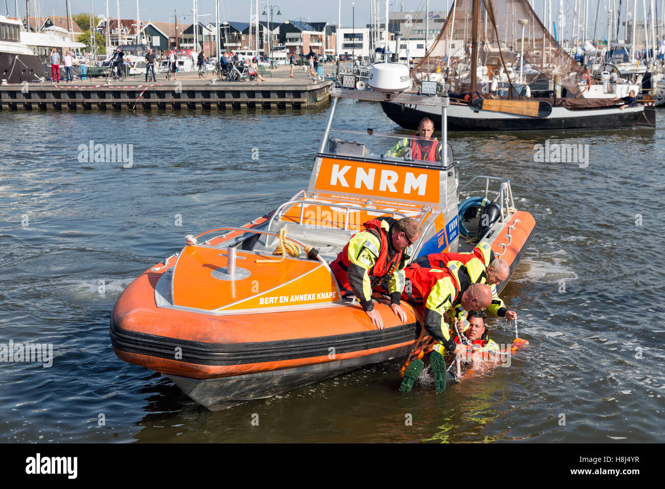 Rettungskräfte im Rettungsboot, die zeigen, wie Menschen aus dem Wasser zu speichern im Hafen von Urk, der netherla Stockfoto