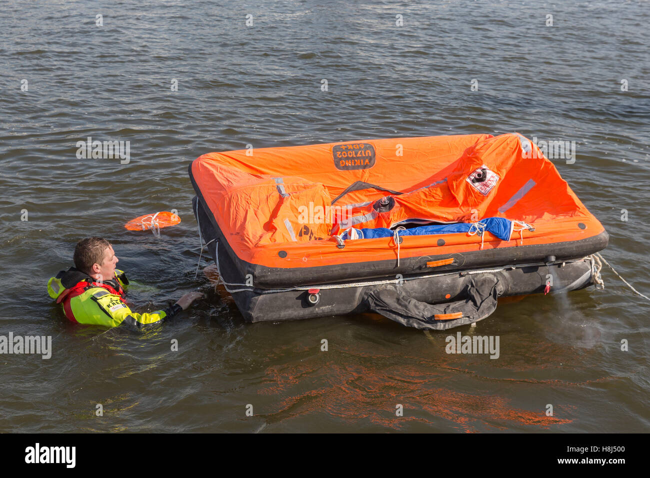 Rettung Arbeiter, die zeigen, wie eine Rettungsinsel im Hafen von Urk, Niederlande Stockfoto