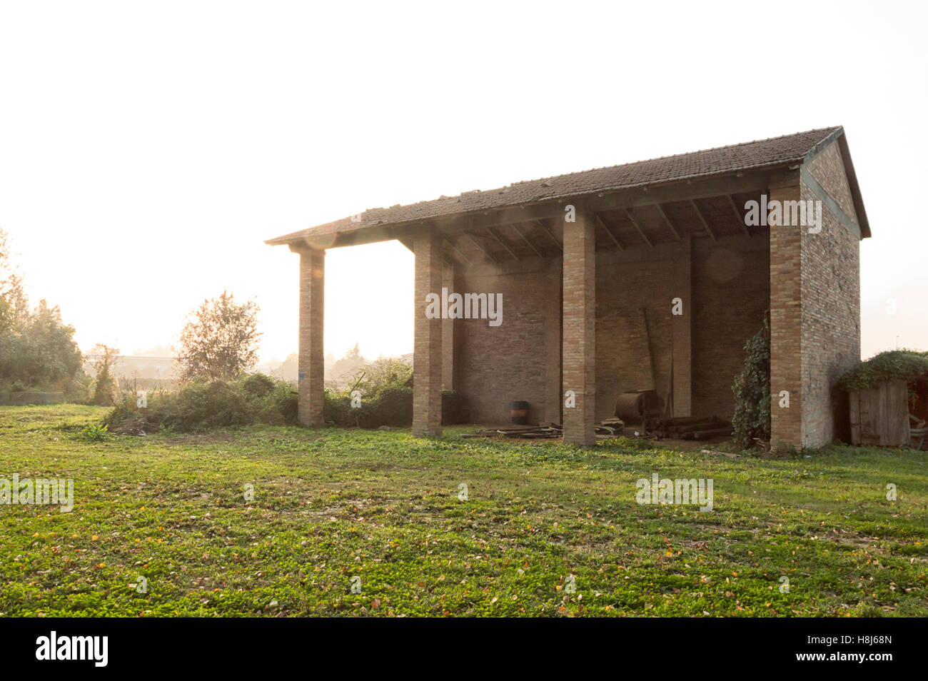 Eine stillgelegte leer landwirtschaftliches Gebäude in Italien Landschaft Stockfoto