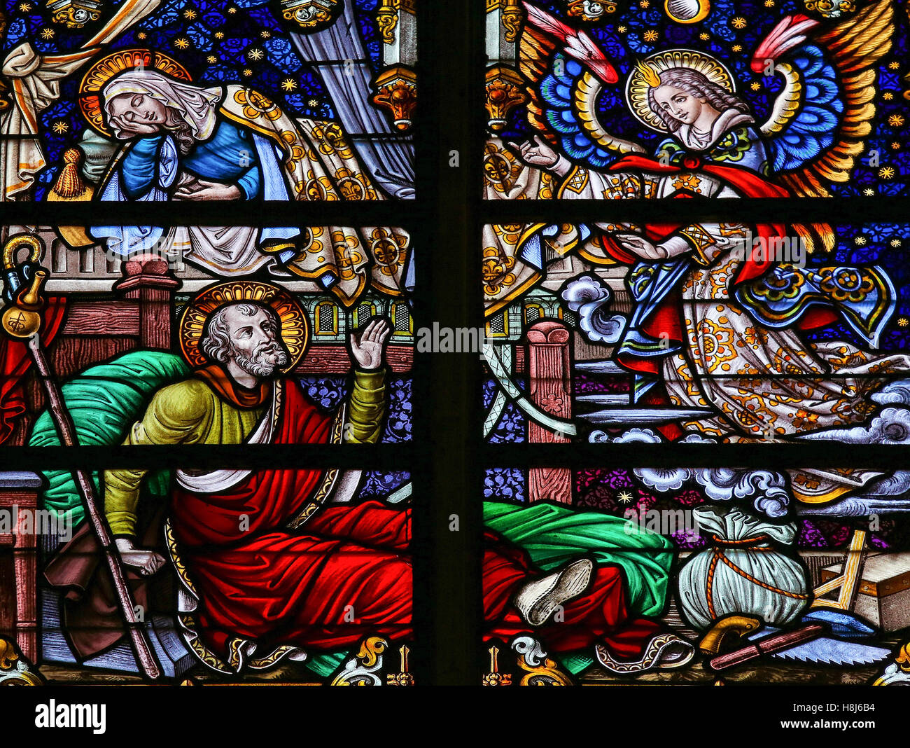 Glasmalerei-Fenster Darstellung der Traum von Saint Joseph in der Kathedrale von Saint-Rumboldt in Mechelen, Belgien. Stockfoto