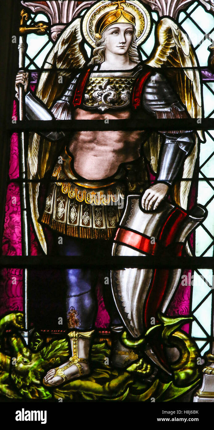 Glasmalerei-Fenster Darstellung der Erzengel Saint Michael, in der ...