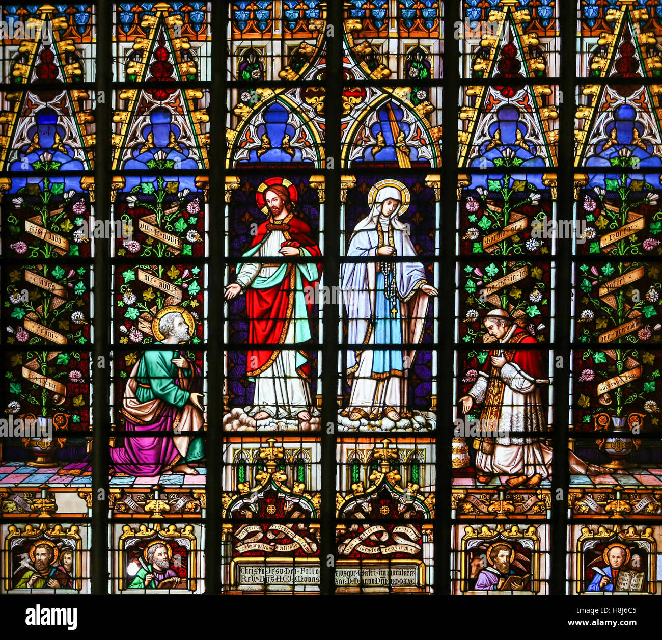 Glasmalerei-Fenster Darstellung Jesus und Mutter Mary, in der Kathedrale von Saint-Rumboldt in Mechelen, Belgien. Stockfoto