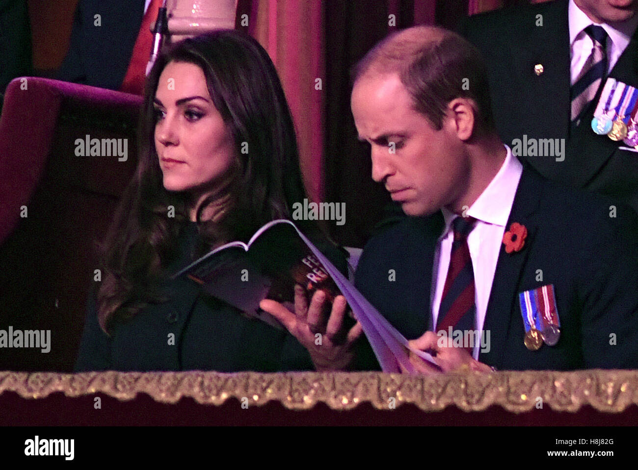 Der Herzog und die Herzogin von Cambridge besuchen jährliche Royal Festival of Remembrance in der Royal Albert Hall in London. Stockfoto