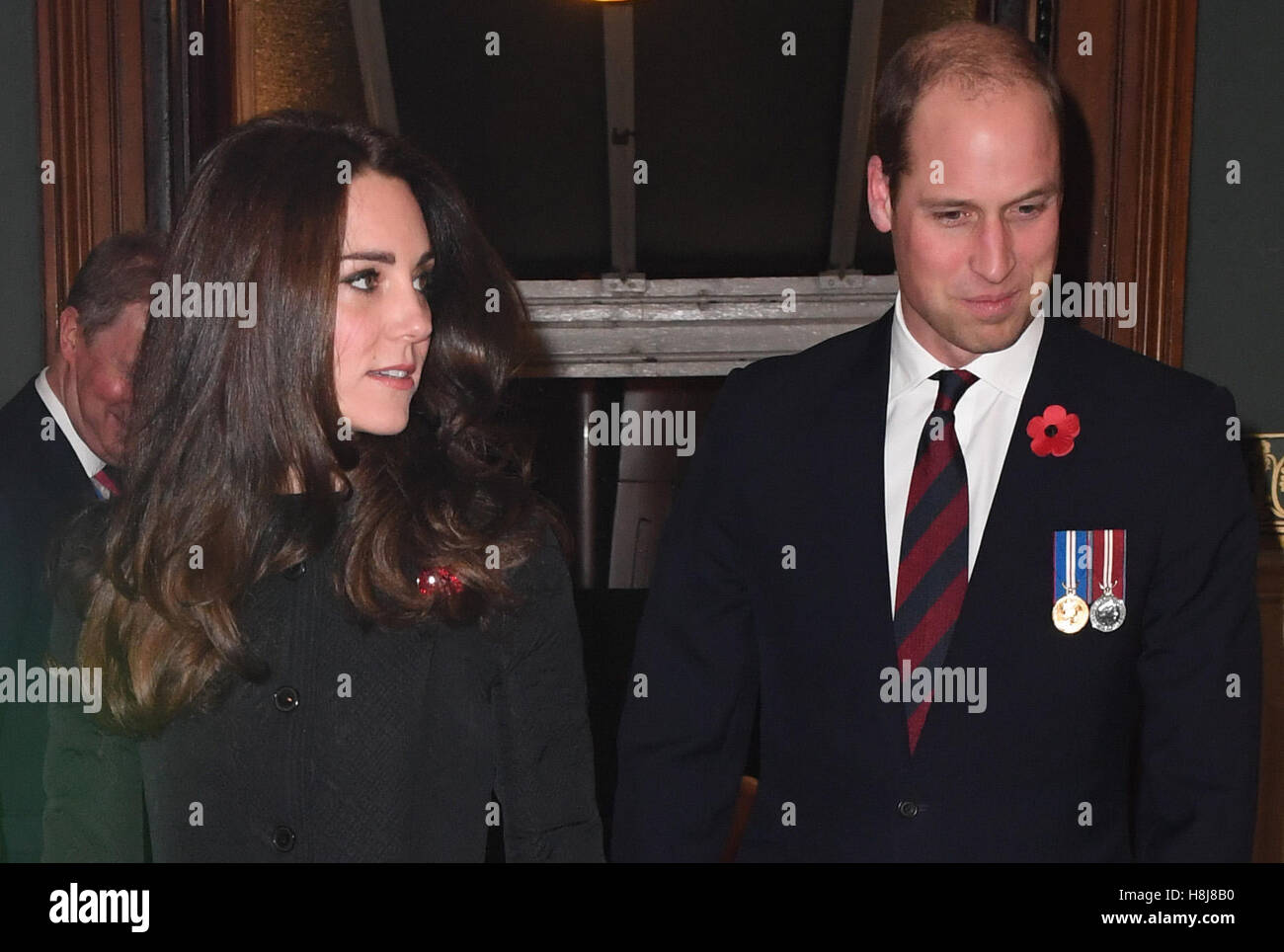 Der Herzog und die Herzogin von Cambridge kommen bei der jährlichen Royal Festival der Erinnerung in der Royal Albert Hall in London. Stockfoto