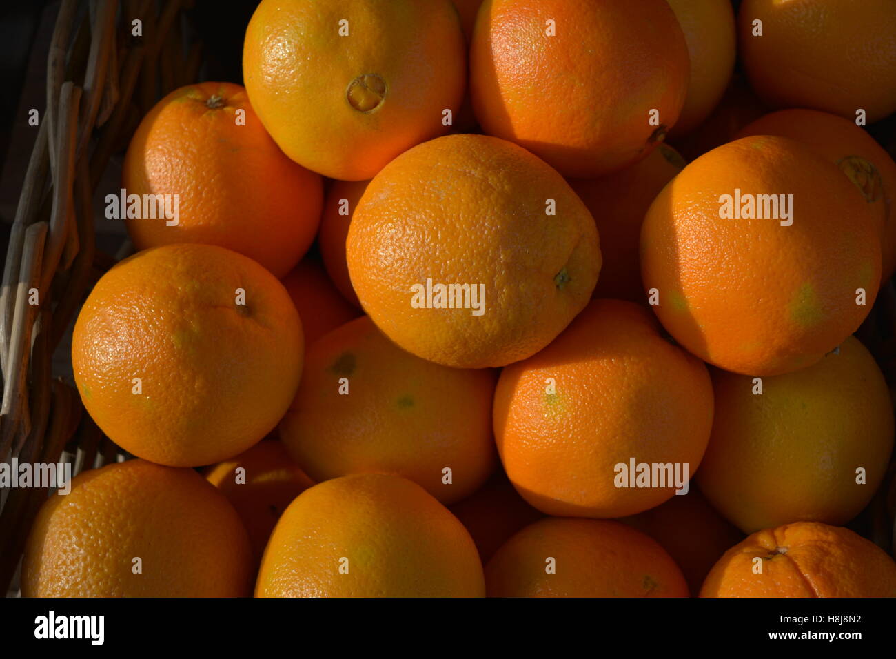 einige Orangen in einem Korb auf dem Markt Stockfoto