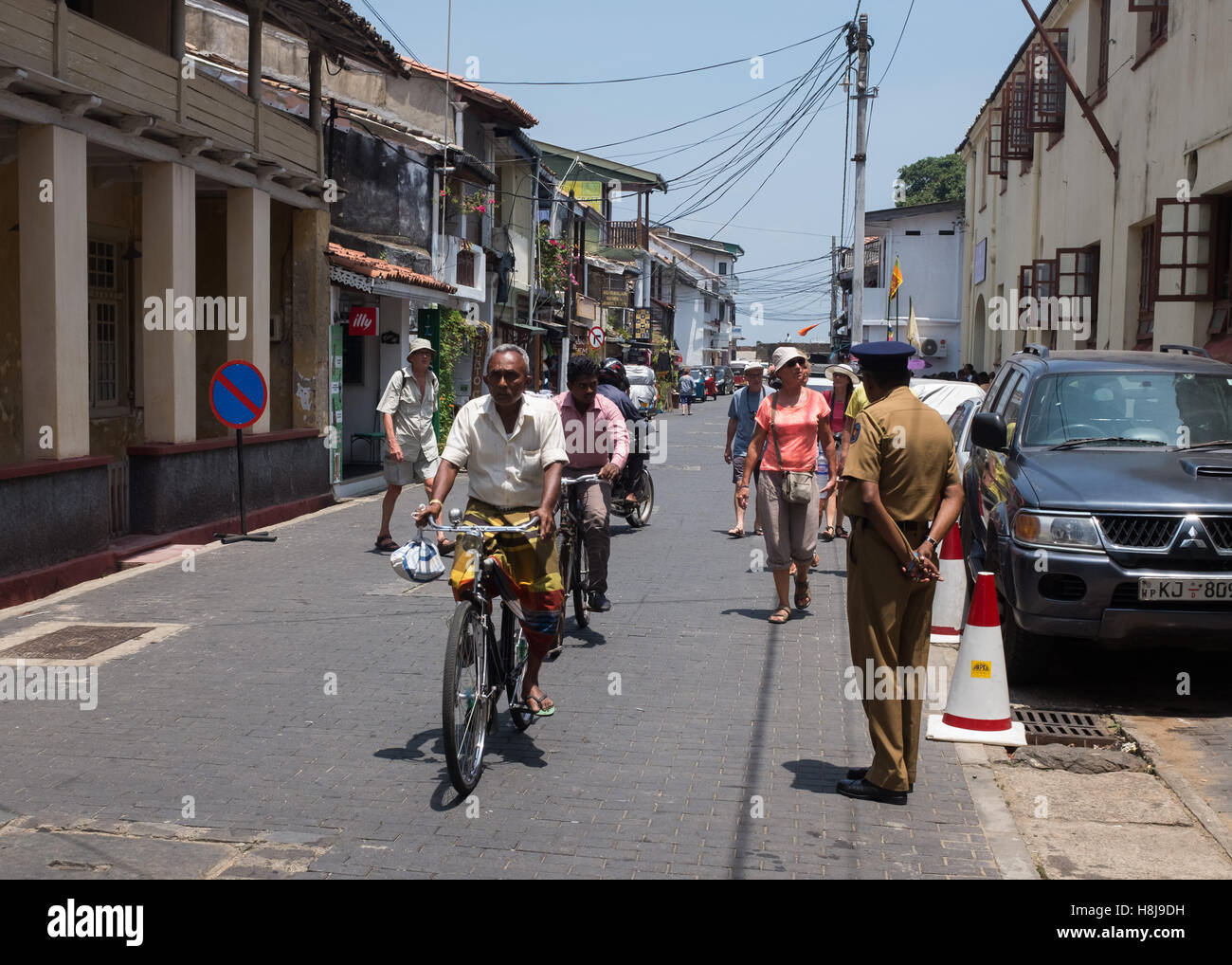 Menschen in einer Straße in Fort Galle, Sri Lanka Stockfoto