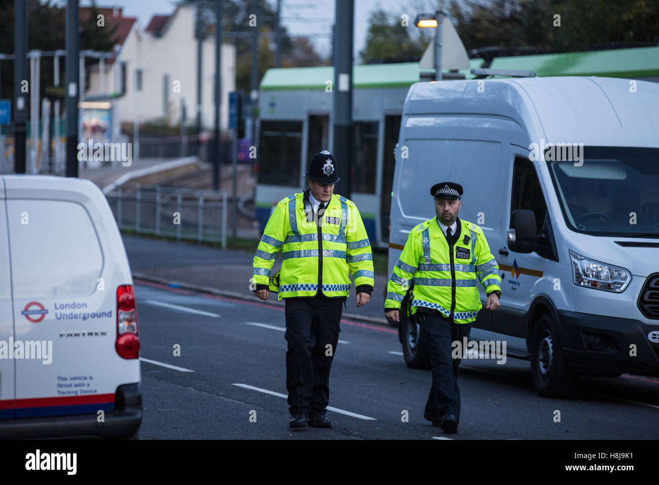 Croydon, UK. 11. November 2016. Polizei und Auftragnehmer nah an dem Aufstellungsort der entgleiste Straßenbahn. Stockfoto