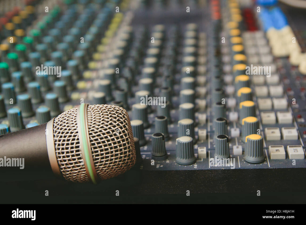 Mikrofon und Audio mixer Stockfoto