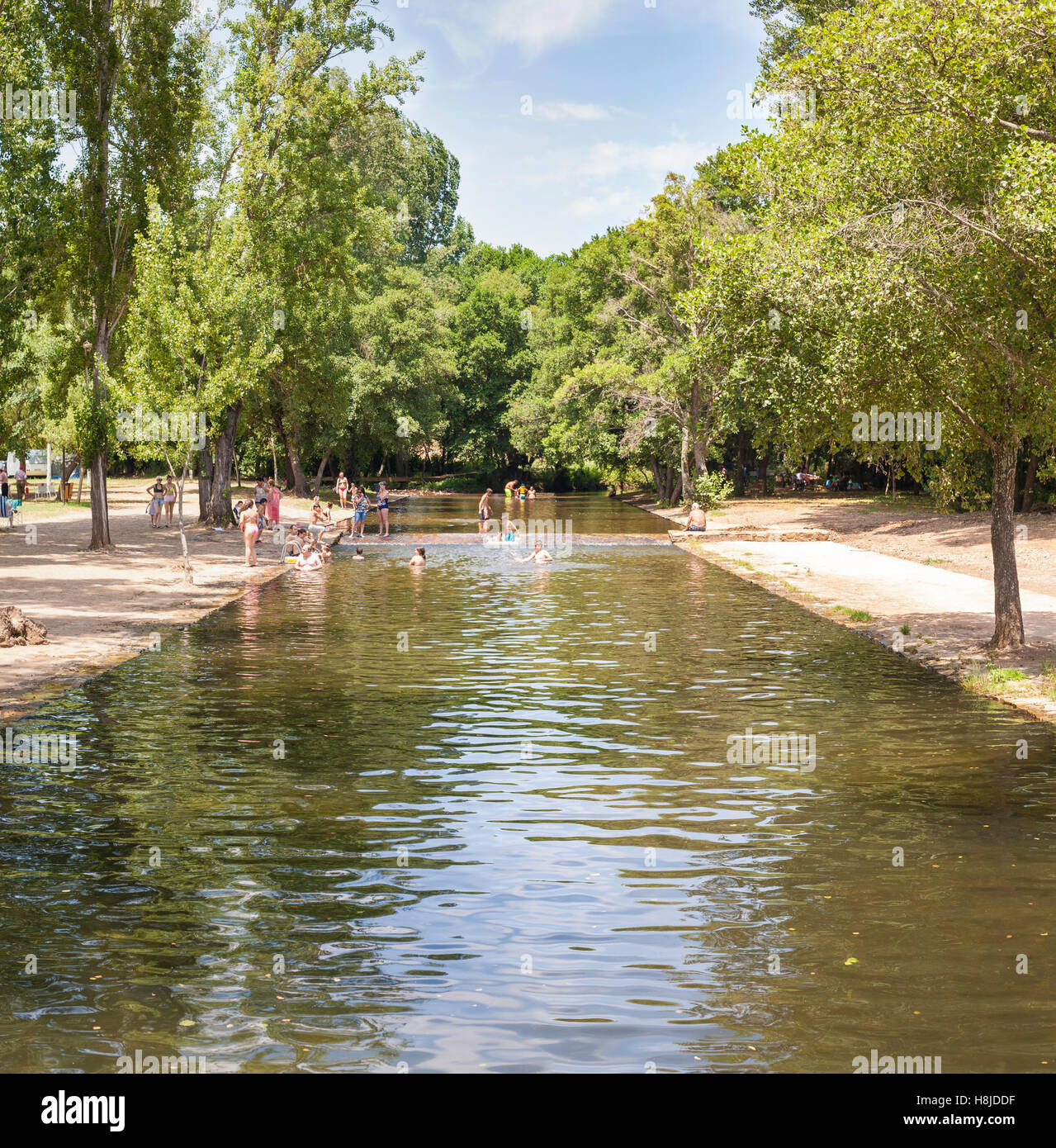 La Codosera, Spanien - 26. Juni 2016: Schwimmer in natürlichen Becken des Gevora-Flusses ein Sommertag, Badajoz, Spanien Stockfoto