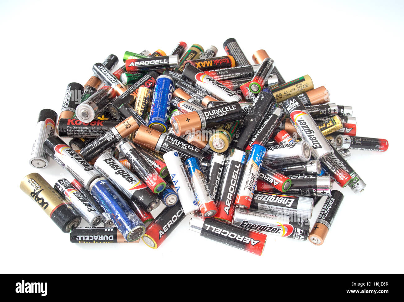 Alt und korrodierte inländische kleine Batterien, auf weiß Stockfoto