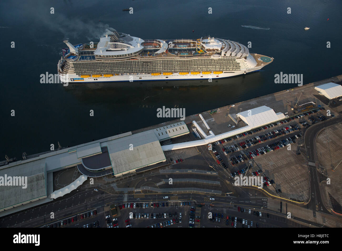 Harmonie der Meere, ein Kreuzfahrtschiff von Royal Caribbean in Southampton, UK Segeln betrieben. Luftbilder. Stockfoto
