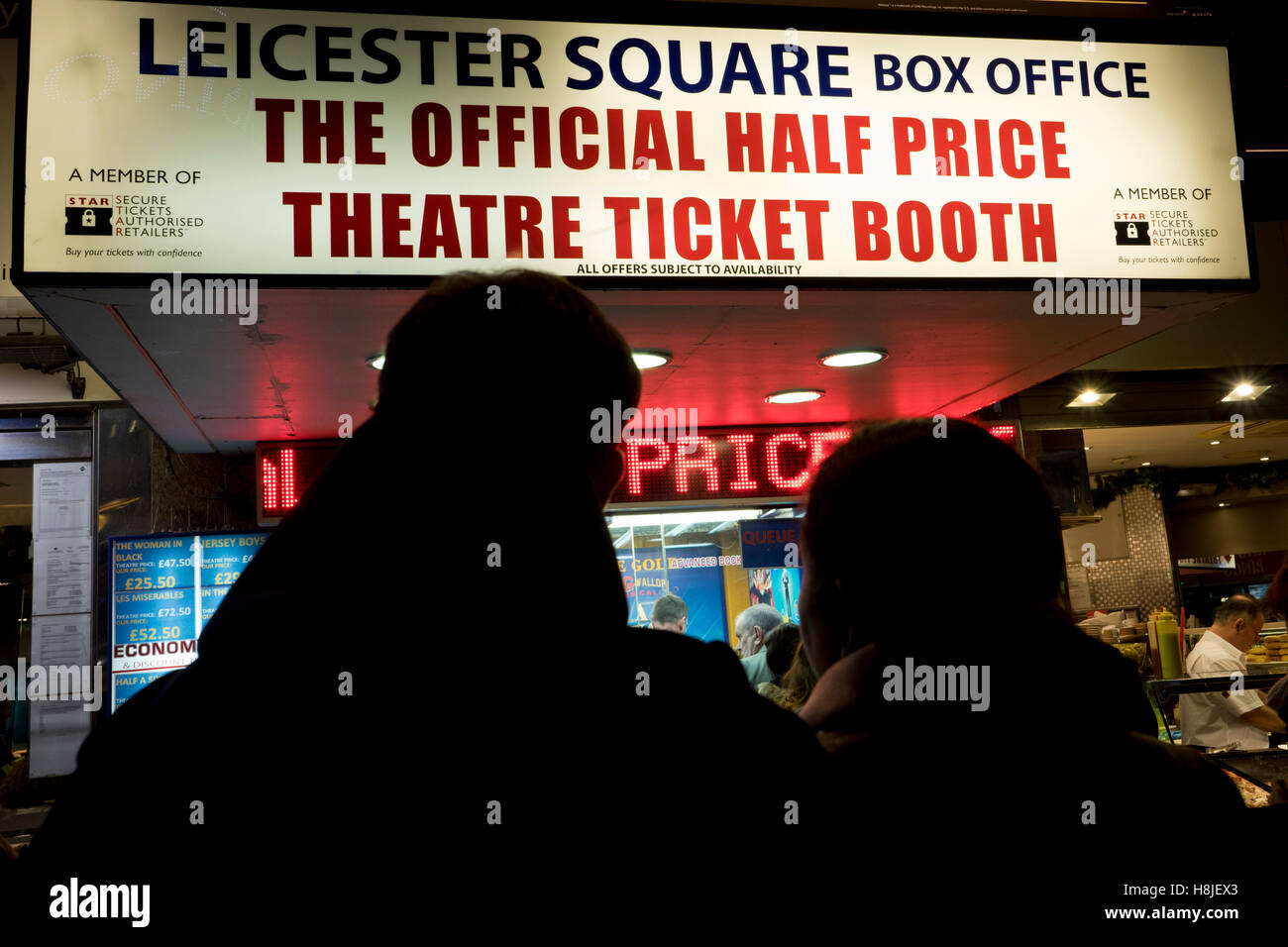 Touristen und Besucher in der Schlange vor einem Westend zeigen Karten Discounter in Leicester Sq London, UK Stockfoto