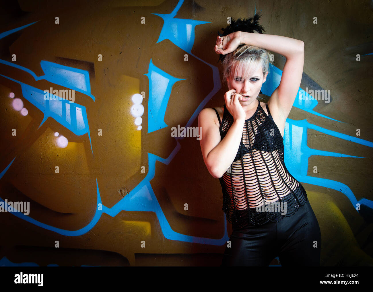 Blonde Mode-Modell in einem Graffiti gefüllt u-Bahn Stockfoto
