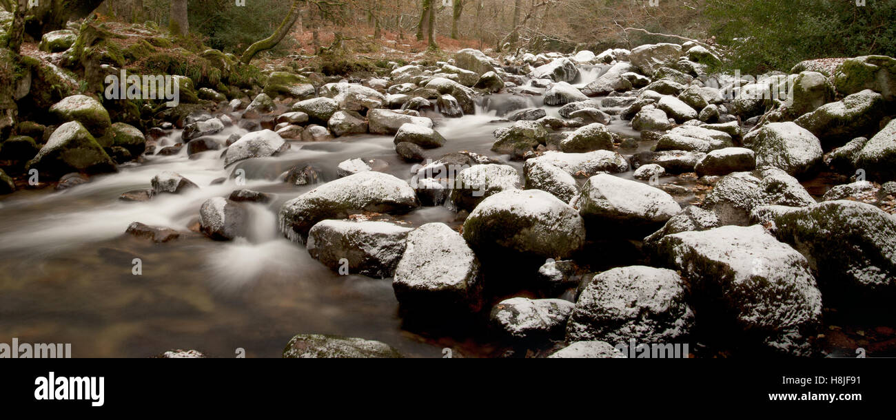 Fluß Plym auf Dartmoor National Park im Winter mit Schnee bedeckt, Felsbrocken und Eiswasser. Stockfoto