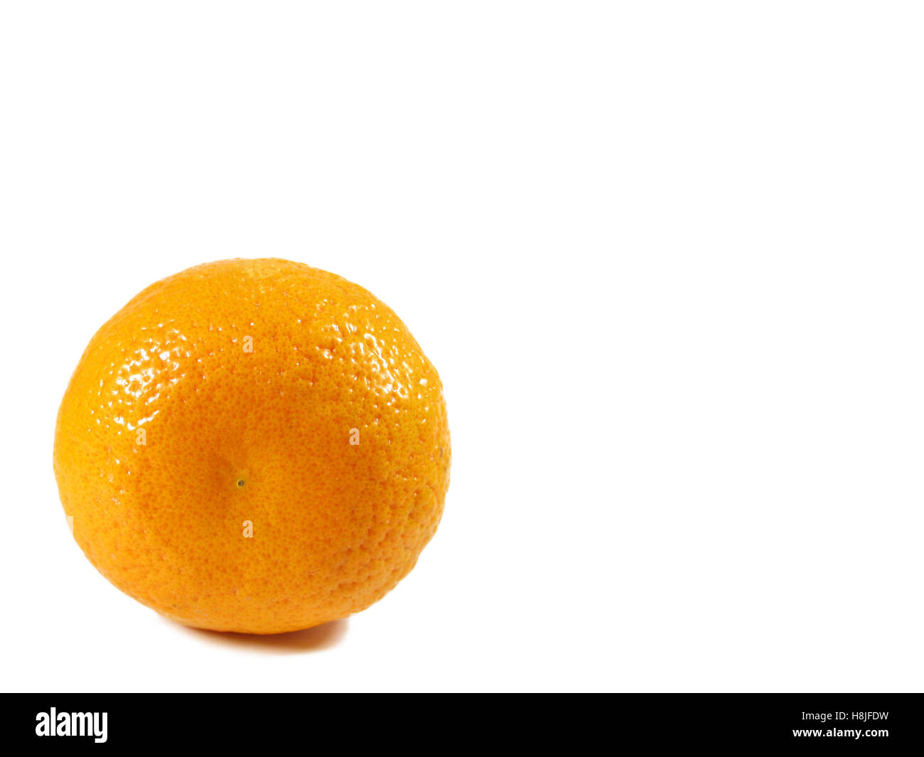 Geschlossen bis eine Reife lebendige Farbe orange isoliert auf weißem Hintergrund Stockfoto