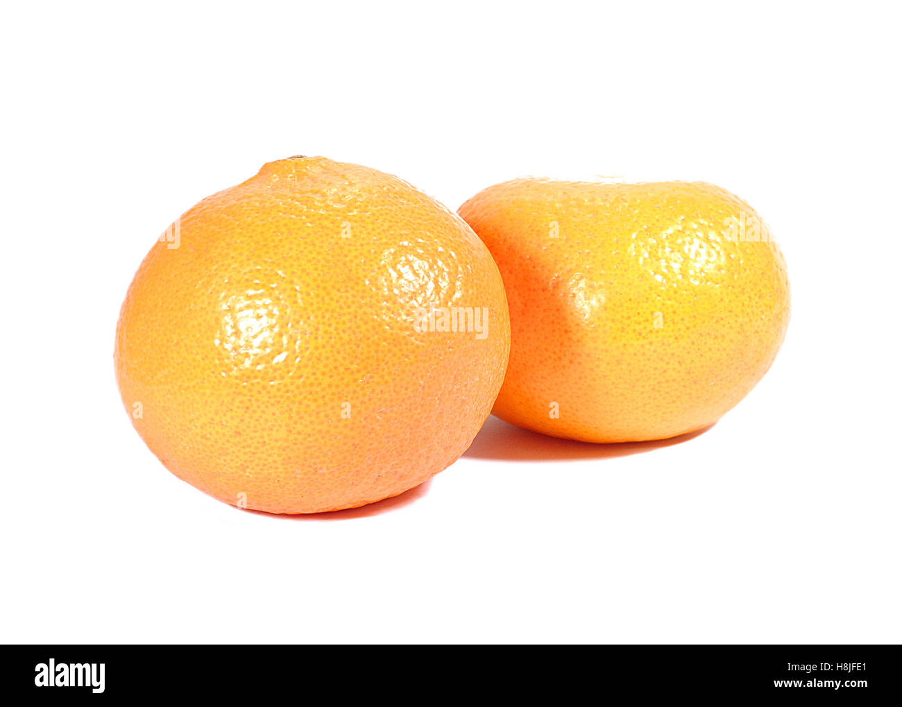 Geschlossen bis zwei Reife leuchtende Farbe Orangen isoliert auf weißem Hintergrund Stockfoto