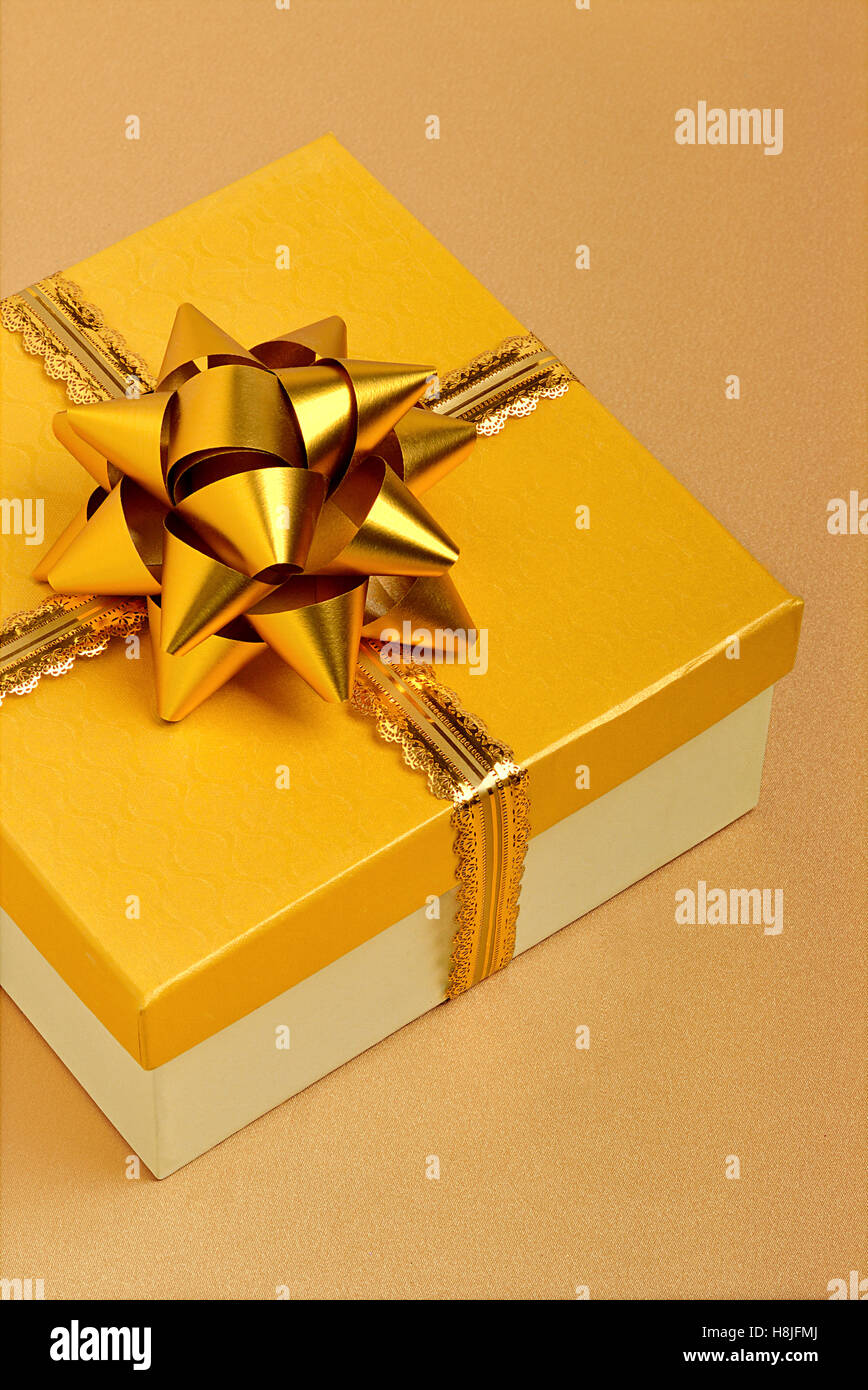 Geschenk-Box auf Beige Hintergrund Stockfoto