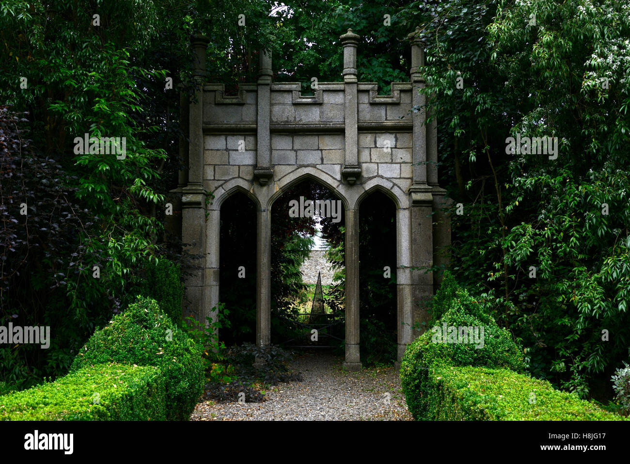 Stein Zinnen Tor architektonische Torheit Torheiten gotische Garten design formale Corke Lodge Bray Wicklow Irland RM Floral Stockfoto