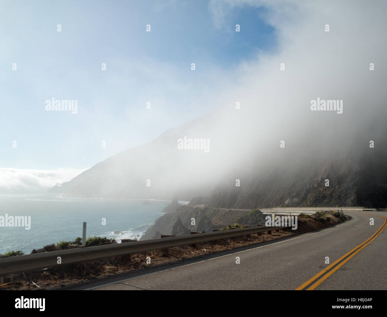 Wolken über den Bergen von Cabrillo Highway überqueren Big Sur beiseite den Pazifischen Ozean Stockfoto