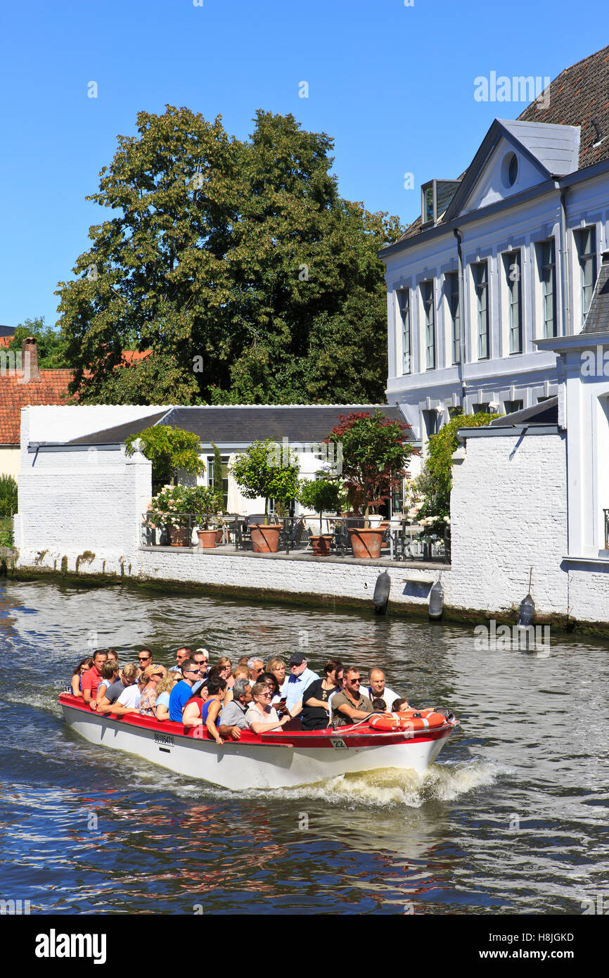 Touristenboot Kreuzfahrt entlang der Sint Annarei Kanal (1127) in Brügge, Belgien Stockfoto