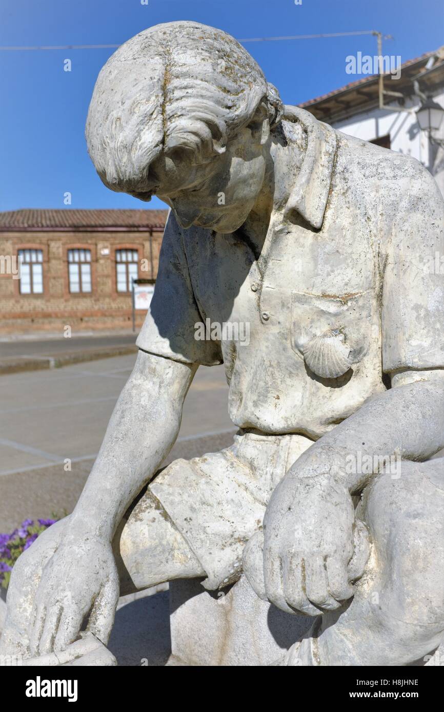 Eine moderne männliche Camino-Pilgerstatue zeigt die emotionalen Mühen der Erfahrung. Die Pilgerstatue befindet sich in Mansilla de las Mulas, Spanien. Stockfoto