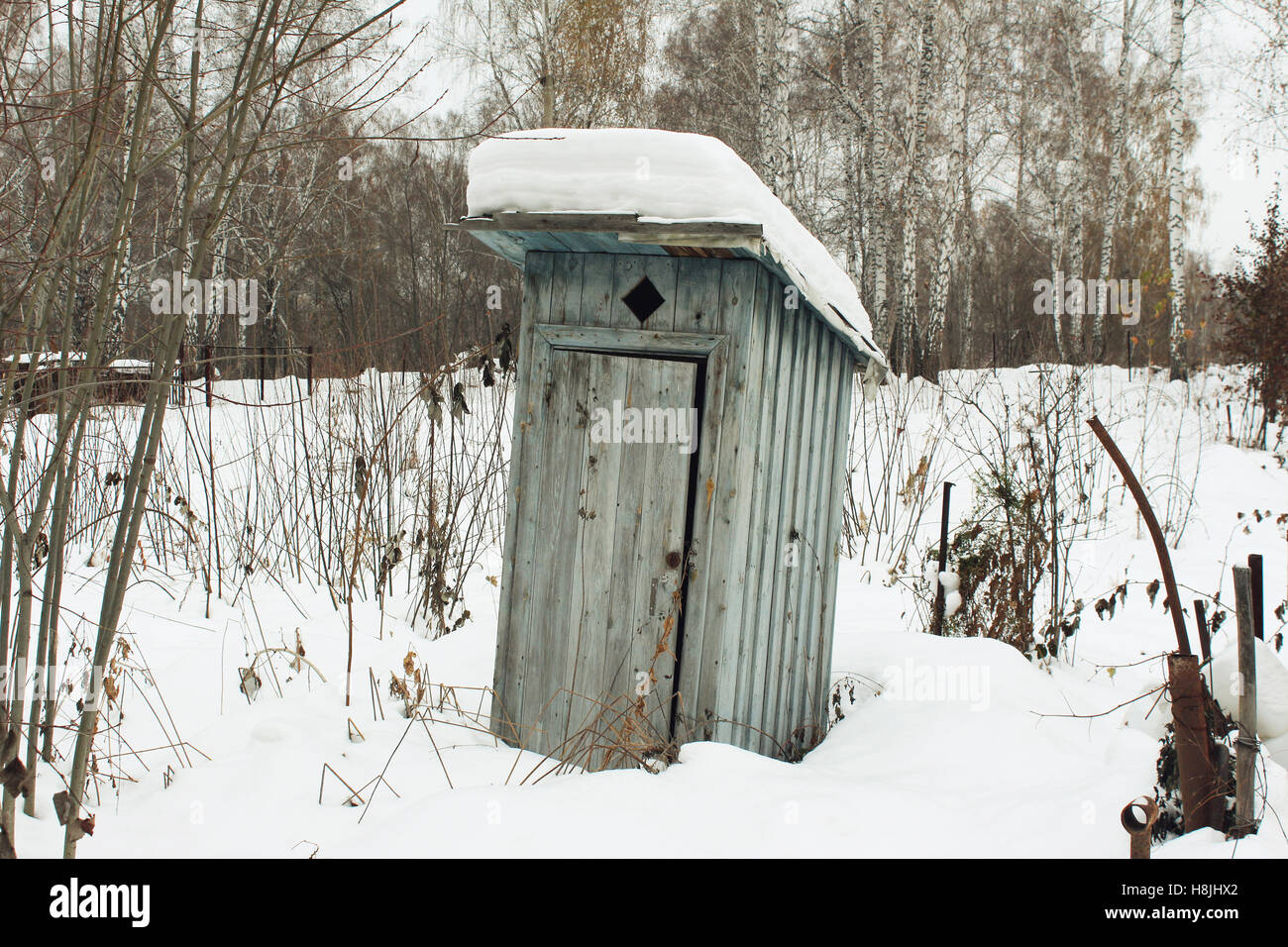 Die alte Toilette ist der Bereich eines Landhauses im winter Stockfoto