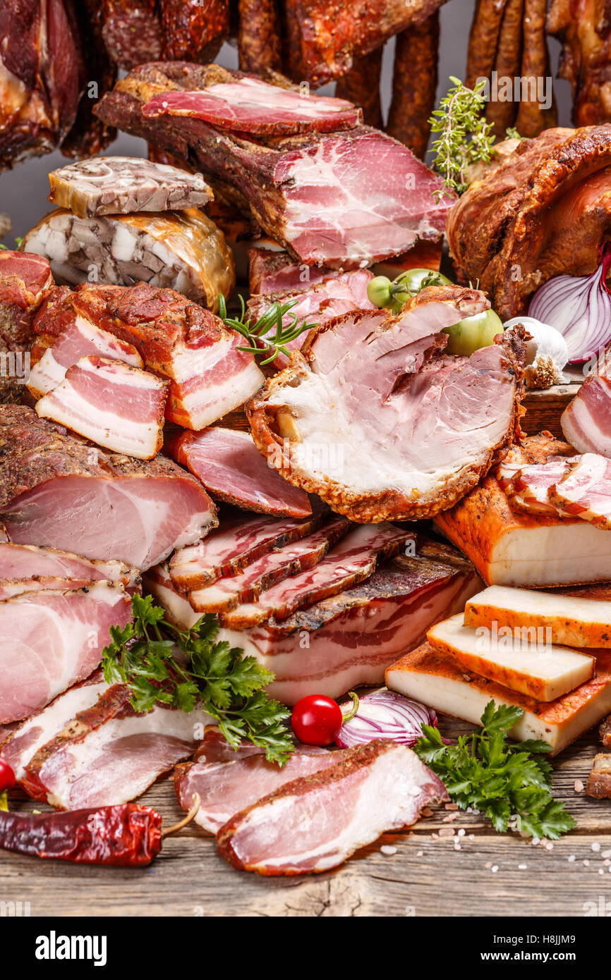 Stillleben mit verschiedenen Fleisch-Wurstwaren Stockfoto