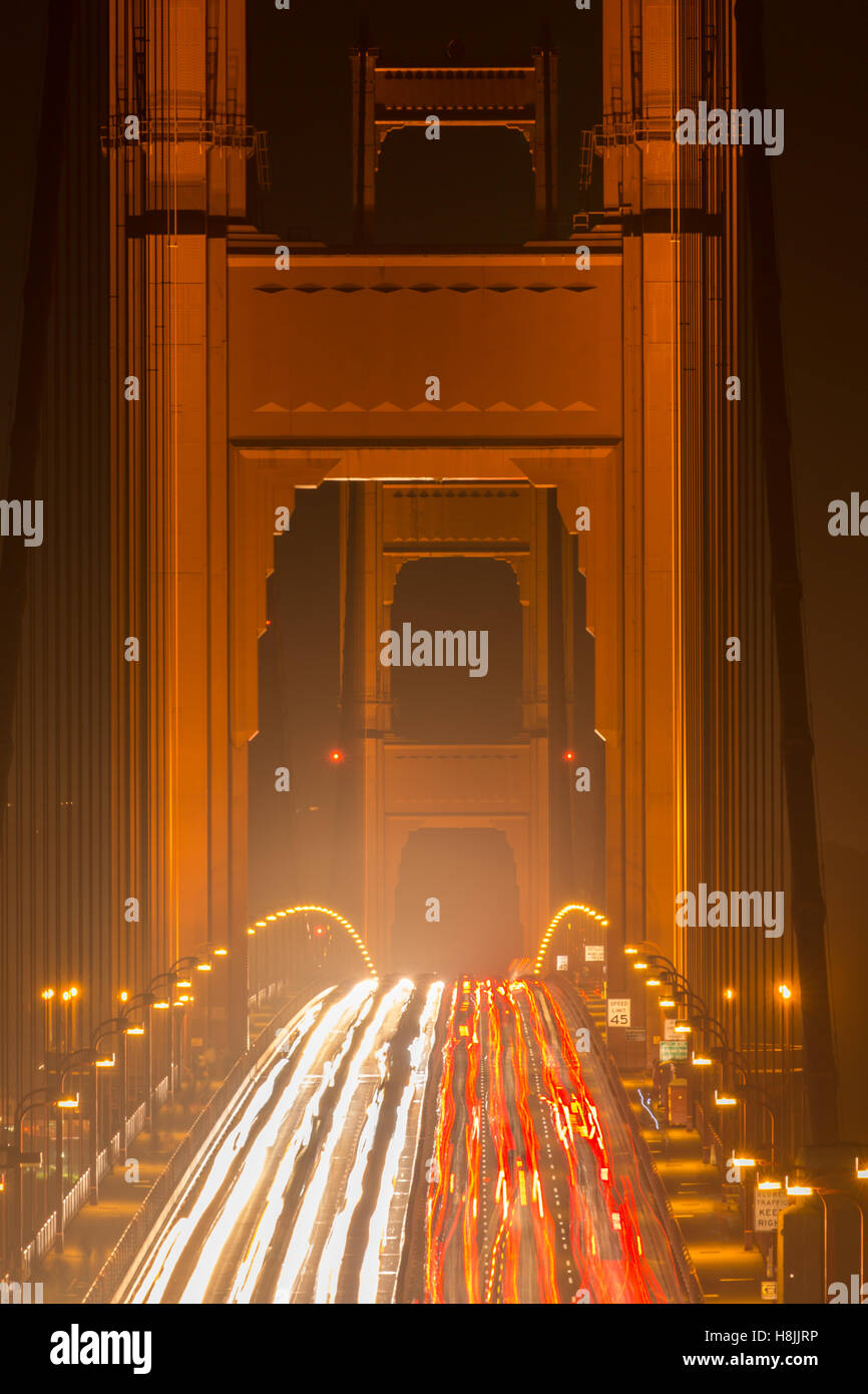 Schwerverkehr nachts die Golden Gate Bridge Stockfoto