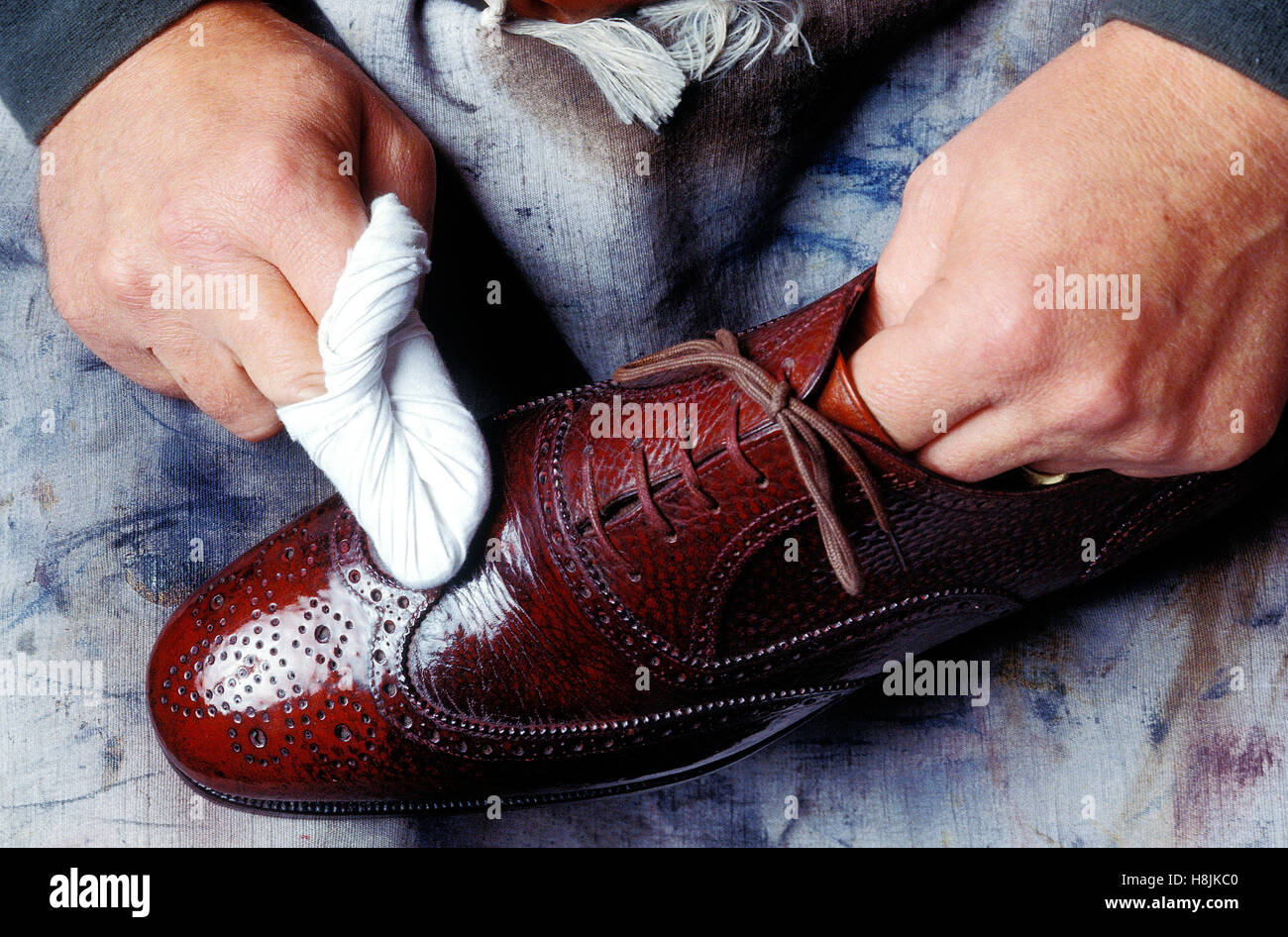 Spiegel polieren Schuhe von einem Schuhputzer Mann, Paris, Frankreich  Stockfotografie - Alamy