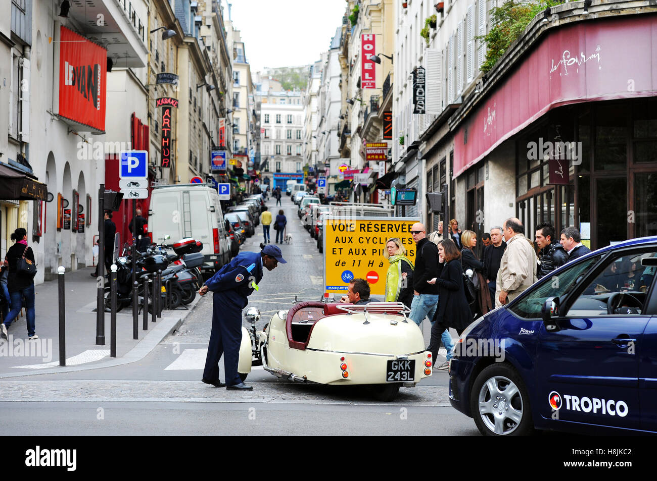 Rue des Martyrs wandte sich in der Fußgängerzone Straße am Sonntag, Paris 18 th, Frankreich Stockfoto