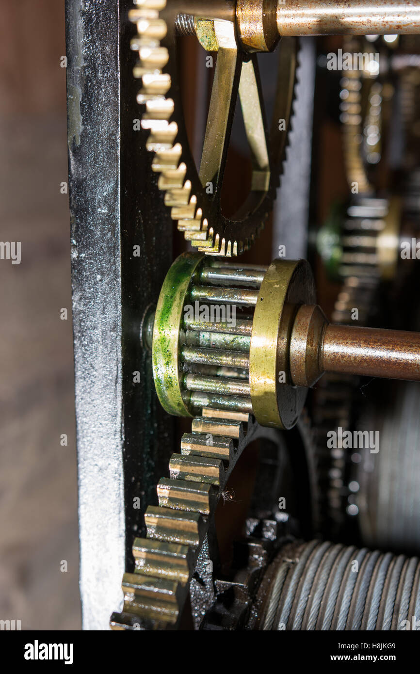 Zahnräder der Uhr arbeiten Stockfoto