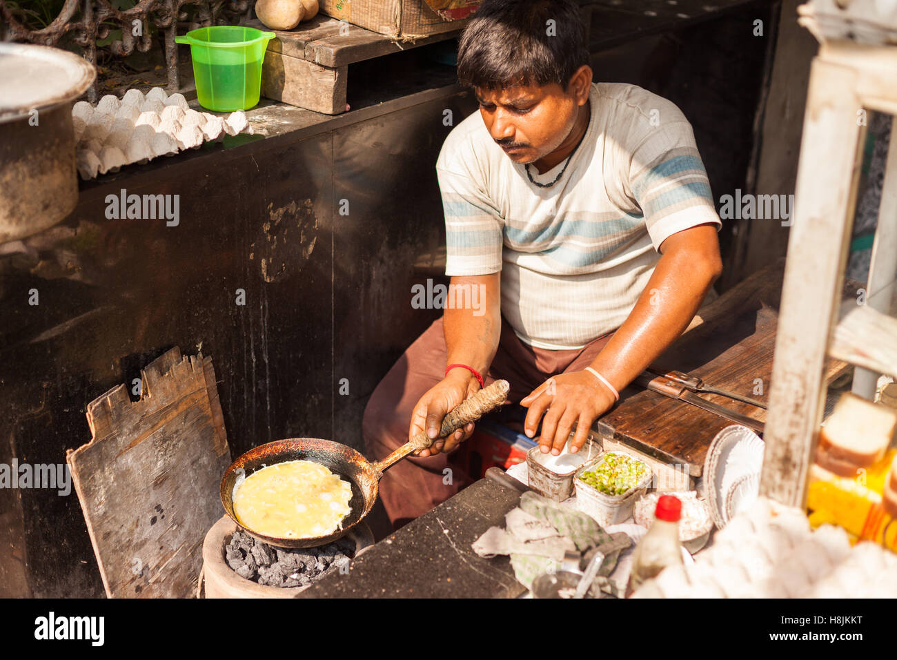 KOLKATA, INDIEN - 22 Okt 2016: einem straßenhändler Köche ein Omelette am 22. Oktober 2016 in Kolkata (Kalkutta), Indien Stockfoto