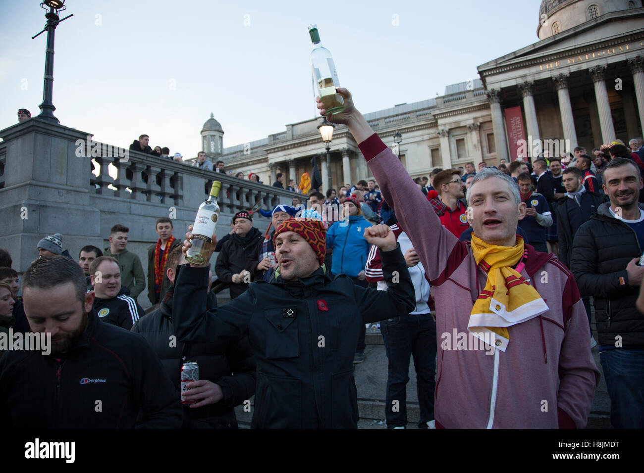 Schottland-Fans in fröhliche Stimmung trinken und singen gemeinsam in Trafalgar Square vor ihr Fußballspiel, England Vs Schottland, WM-Qualifikation-Gruppe Bühne am 11. November 2016 in London, Vereinigtes Königreich. Home International Rivalität zwischen ihren jeweiligen Nationalmannschaften ist die älteste internationale Leuchte der Welt, im Jahre 1872 zum ersten Mal gespielt. Stockfoto