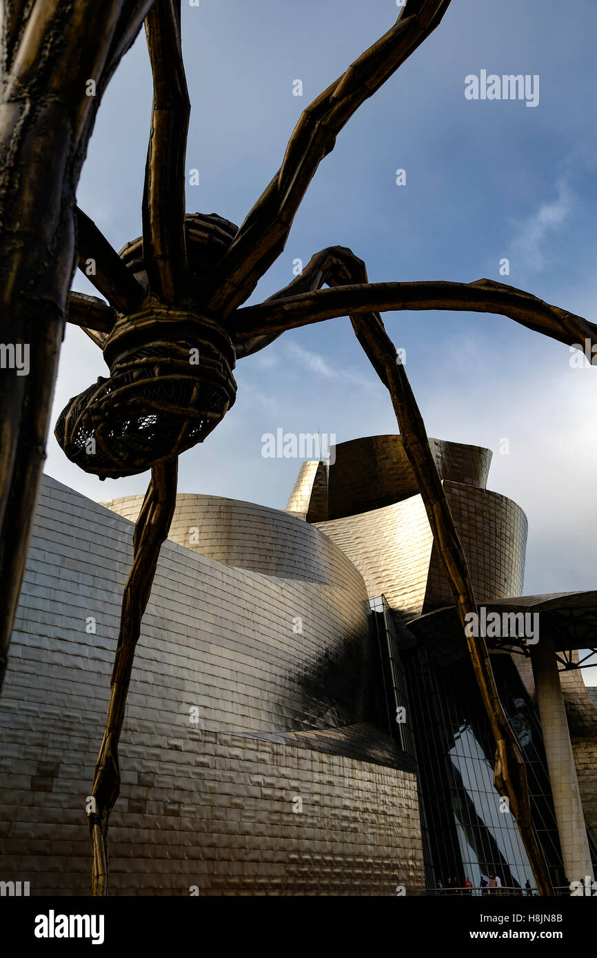 Das Guggenheim Museum in Bilbao im Herbst mit blauem Himmel neben dem Fluss Nervion Stockfoto