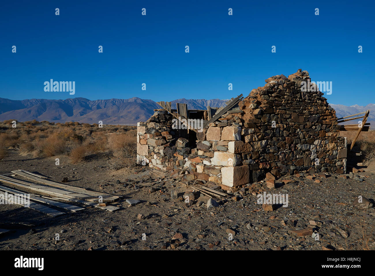 Alte verlassene Bergleute Kabine In Owens Valley, Lone Pine, Kalifornien. Stockfoto